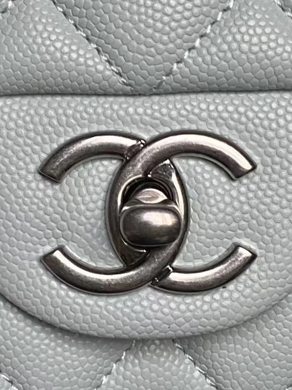 Classic CHANEL Bag: A Stylish and Versatile Choice for Elegance